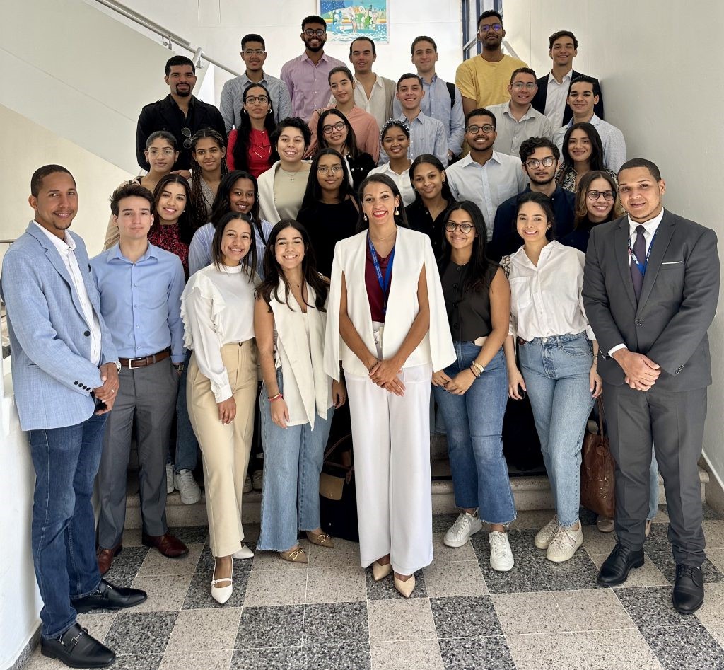 Registro Inmobiliario recibe visita de estudiantes de la PUCMM.