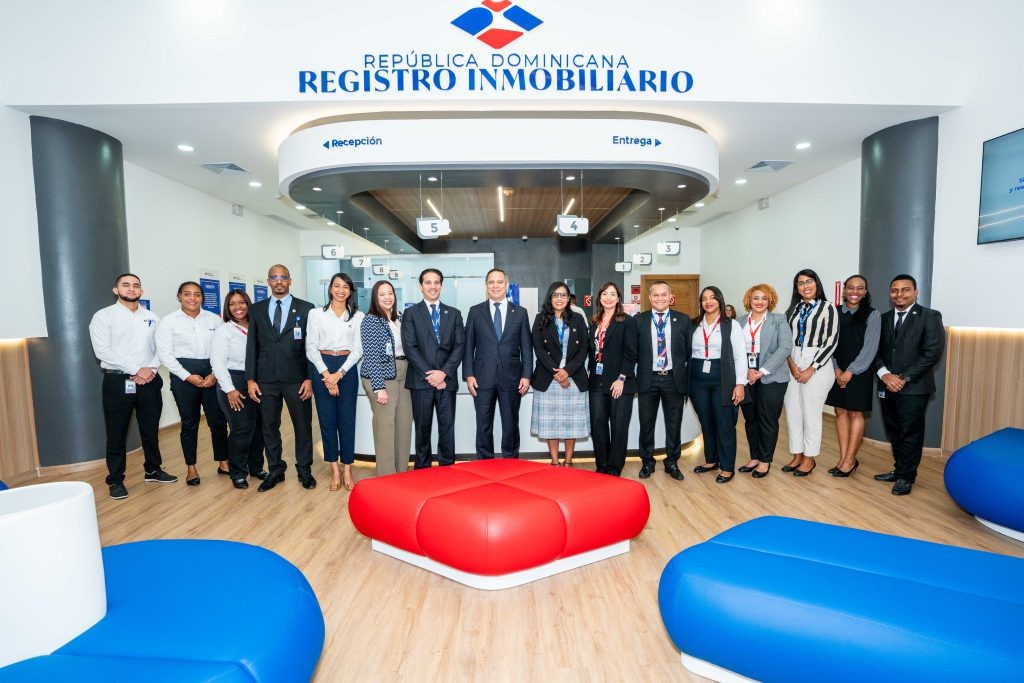 Juez presidente Henry Molina visita la primera oficina dual del   Registro Inmobiliario.